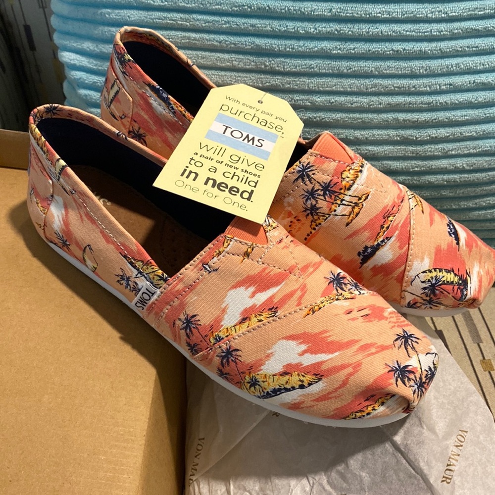 NWT Tom’s classic